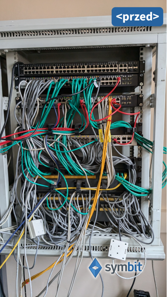 Nieuporządkowane kable ethernetowe i patch panele w szafie rack przed modernizacją – Symbit IT